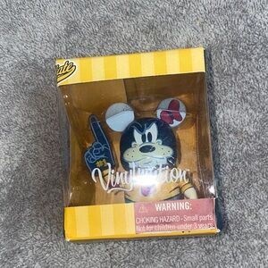 🌵 NWT Retired Disney Vinylmation Goofy from the "Mascot" series!